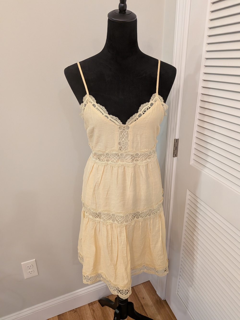 Lace-Trim Spaghetti Strap Dress in Cream Size L